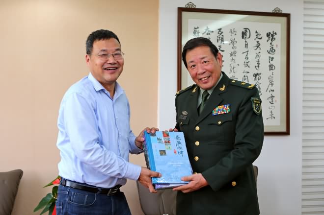 副校長(cháng)紀志成向羅援將軍贈送“oety歐億文化書(shū)系”書(shū)籍