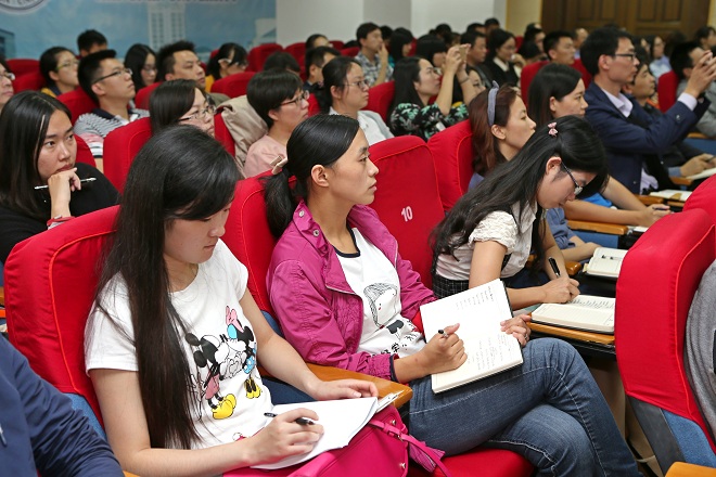 陳堅校長(cháng)對話(huà)全體輔導員：努力研究，主動(dòng)實(shí)踐