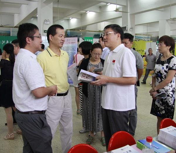 丹桂飄香迎學(xué)子 細微之處見(jiàn)溫情——oety歐億喜迎2014級本科新生入學(xué)